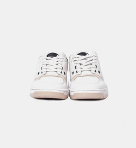 حذاء رياضي لكرة السلة بنقشة أحرف العلامة