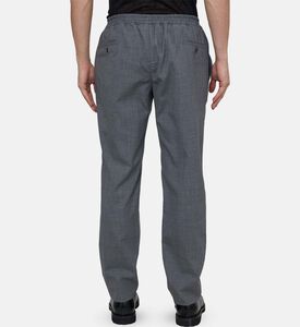 بنطال بتصميم مناسب وخصر برباط