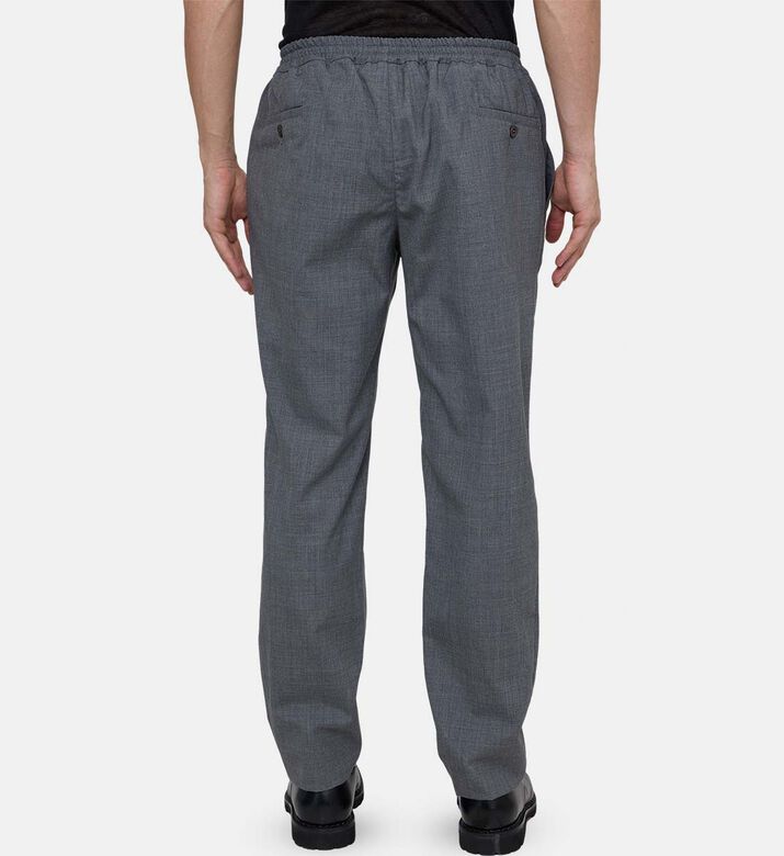 بنطال بتصميم مناسب وخصر برباط