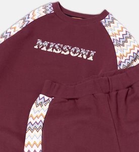 بدلة رياضية مخططة متعرجة بتفاصيل شعار