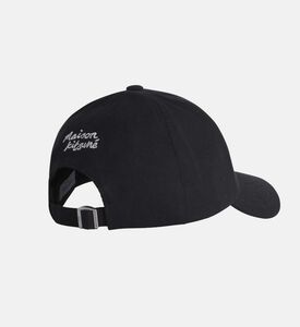 قبعة بخياطة ثعلب وحافة منحنية