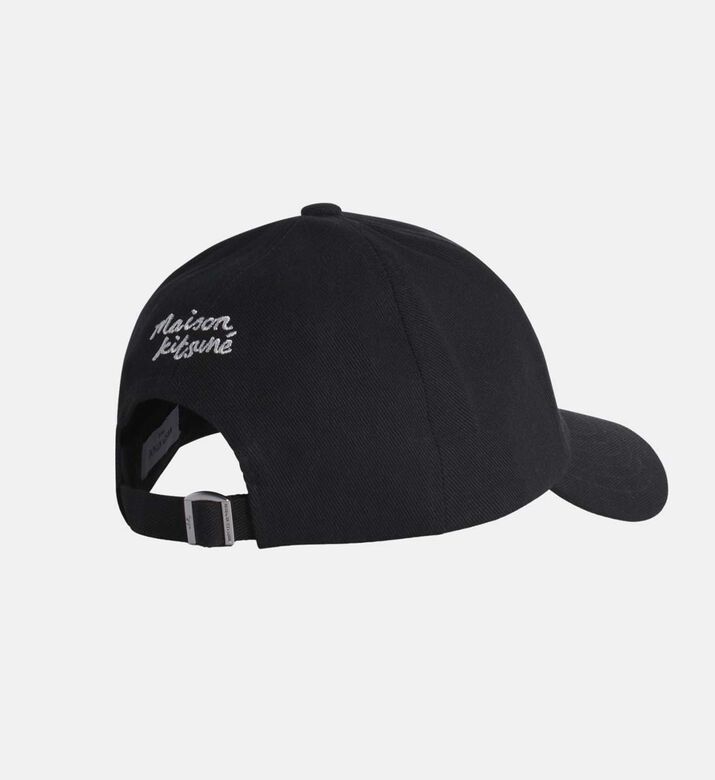 قبعة بخياطة ثعلب وحافة منحنية