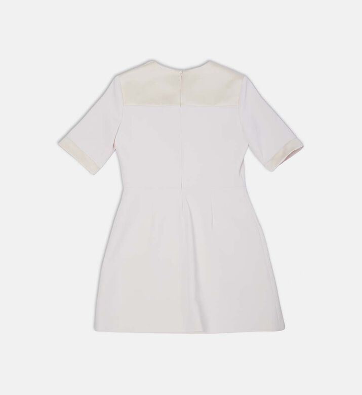 فستان قصير الأكمام بتفاصيل أزرار