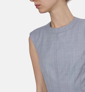 فستان واسع بياقة دائرية وبدون أكمام