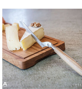 سكين الجبن الطري المصنوع من خشب السنديان