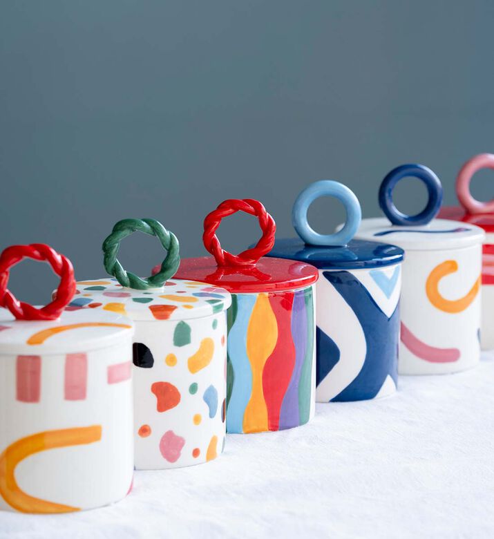 وعاء بغطاء ومقبض بتصميم خطوط خزفية