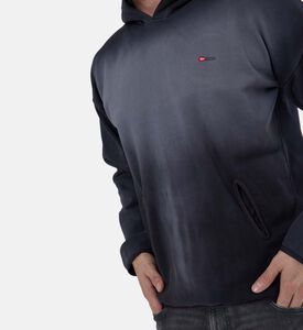 سويت شيرت بغطاء رأس وشعار مطرز