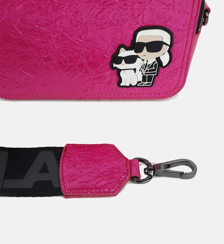 حقيبة يد مزينة بشارة مجعدة حقيبة يد مزينة بشارة مجعدة