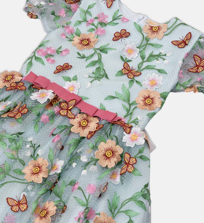 فستان مطرز بأزهار وفراشات