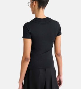 تيشيرت بياقة ثلاثية وقصة عادية