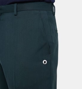 بنطال يناسب المدينة