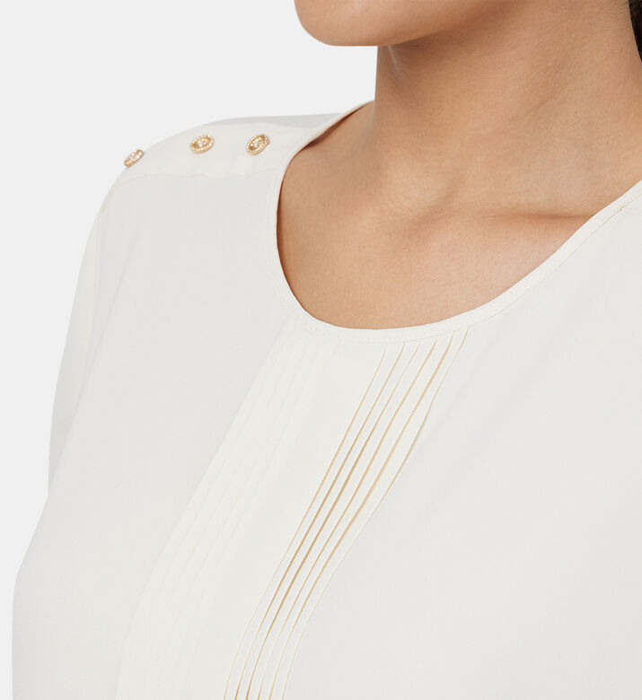 مطوي بأكمام قصيرة الأعلى