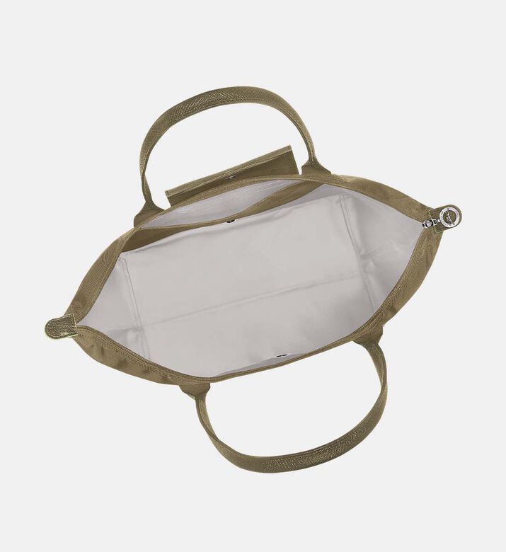 حقيبة يد كبيرة مطرزة بشعار العلامة