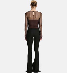 بلوزة شبه شفافة بأكمام طويلة وكتفين مكشوفين