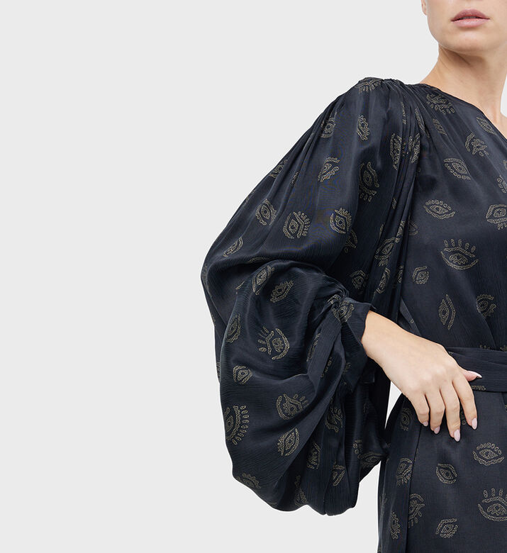 فستان قصير بأكمام منتفخة