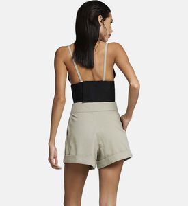 بلوزة بكتفين رفيعين وياقة بشكل في