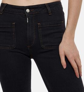 بنطال جينز واسع بخصر عالٍ وجيوب أمامية خارجية