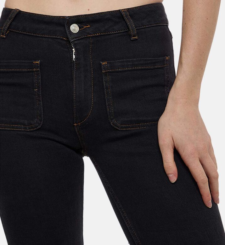 بنطال جينز واسع بخصر عالٍ وجيوب أمامية خارجية