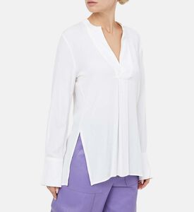 قميص بياقة على شكل حرف V وأكمام طويلة