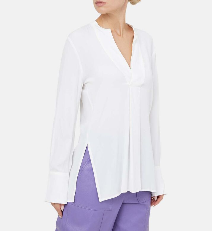 قميص بياقة على شكل حرف V وأكمام طويلة