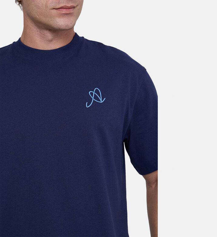 تيشيرت مطرز بتفاصيل بشكل حرف إي