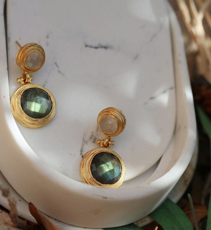 Ottoman Hands Earng Lilis Wht Chalcedony, Packshot View Ottoman Hands Earng Lilis Wht Chalcedony, Packshot View