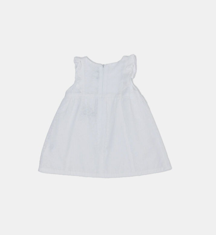 فستان بدون أكمام بقصّة واسعة