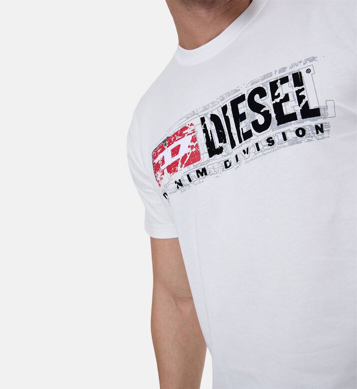 تيشيرت بقصّة مستقيمة بطبعة شعار تيشيرت بقصّة مستقيمة بطبعة شعار