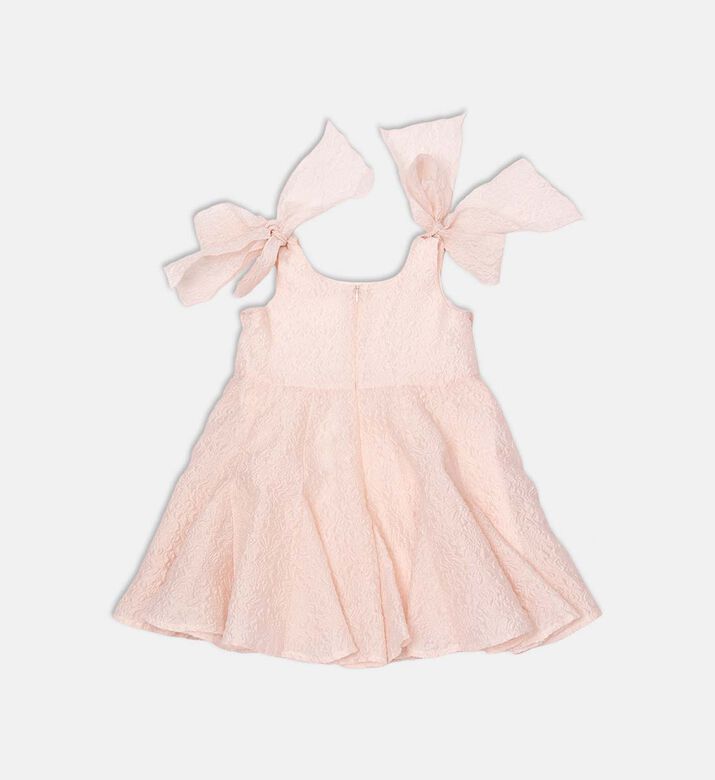 فستان بكتفين مربوطين بعقدتين كبيرتين