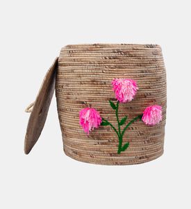 سلة كبيرة من أعشاب البحر مزينة بأزهار