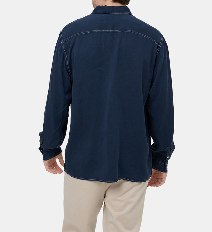 قميص بأكمام طويلة بجيب صدر دنيم