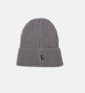 قبعة صوفية مطرزة بفم سمكة قرش