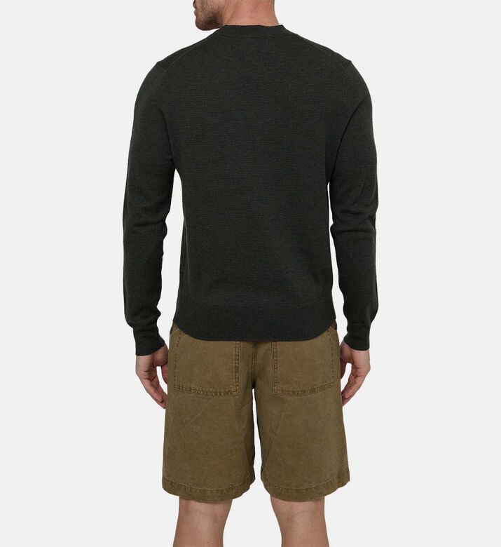 كنزة بياقة دائرية وأكمام طويلة