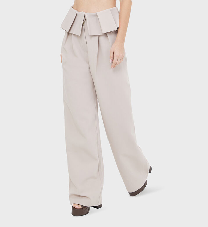 بنطال واسع الأرجل ومزين بكشكشة