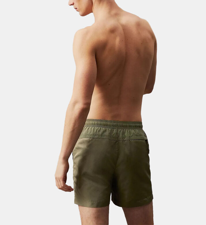 شورت سباحة بنقشة لوغو وقماش مقاوم للتمزق