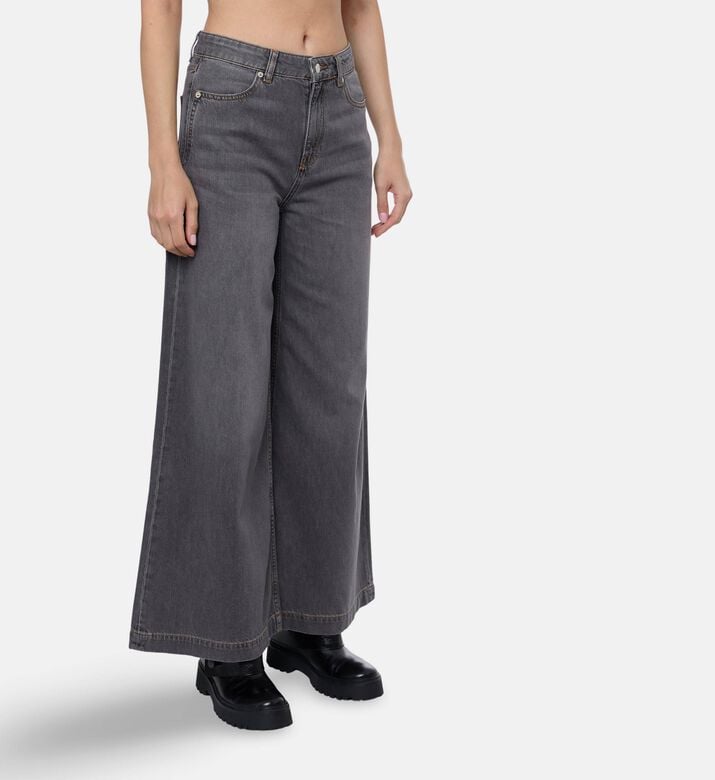 Ba and Sh Jeans Yusc, Model View