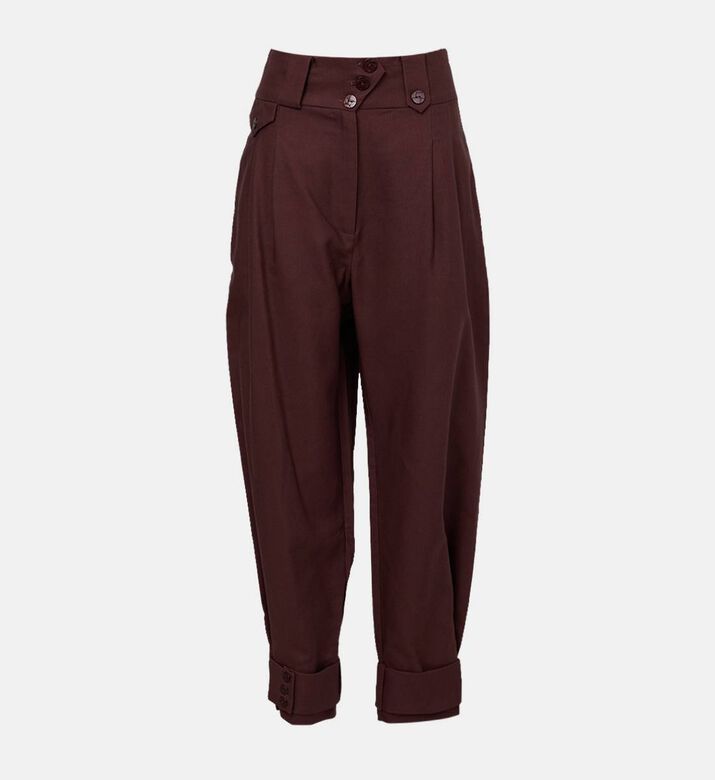 بنطال بني عالي الخصر بأكمام بأزرار