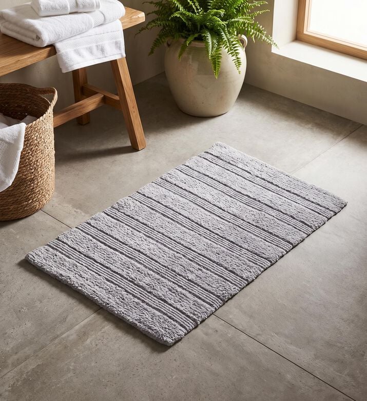 Home Deco and More Blush Cotton Bath Mat, Silver, 50x80-cm, Model View