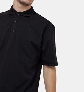 قميص بولو بيضاوي بتطريز D