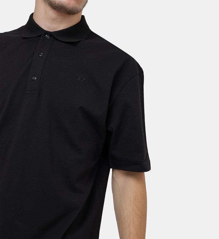 قميص بولو بيضاوي بتطريز D