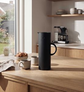 Stelton Handled Vaccum Jug, Black, 1-l, Packshot View