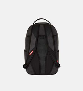 حقيبة ظهر بشكل سمكة قرش من مواد معاد تدويرها