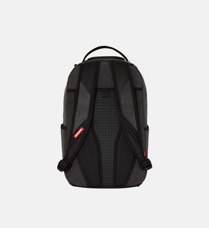 حقيبة ظهر بشكل سمكة قرش من مواد معاد تدويرها