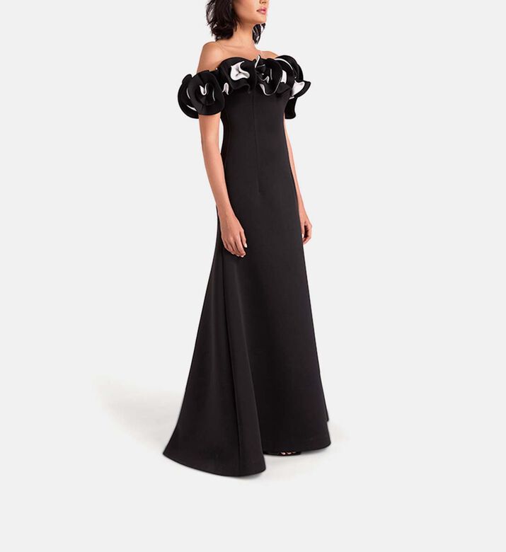 فستان ماكسي بأكتاف مكشوفة مزين بأزهار