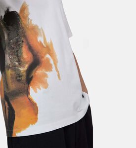 تيشيرت قطن قصير الأكمام بياقة دائرية وطبعة تجريدية