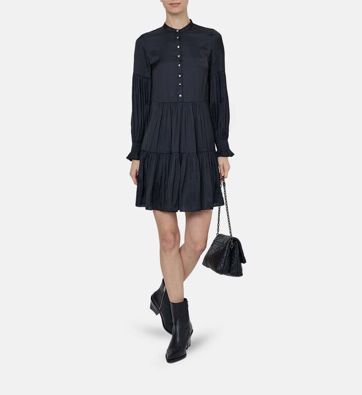 فستان راندي ساتان بأزرار عند العنق