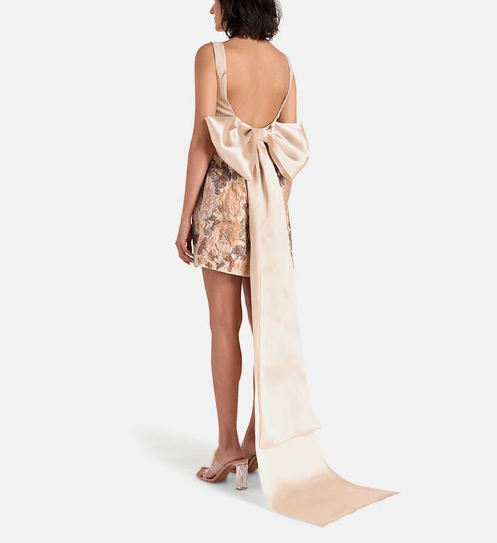 فستان قصير مرصع بكريستال مزين بعقدة صغيرة