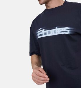 تيشيرت بطبعة شعار غير واضح