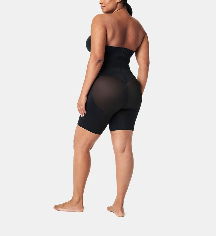 شورت بخصر عالٍ بطول منتصف الفخذ