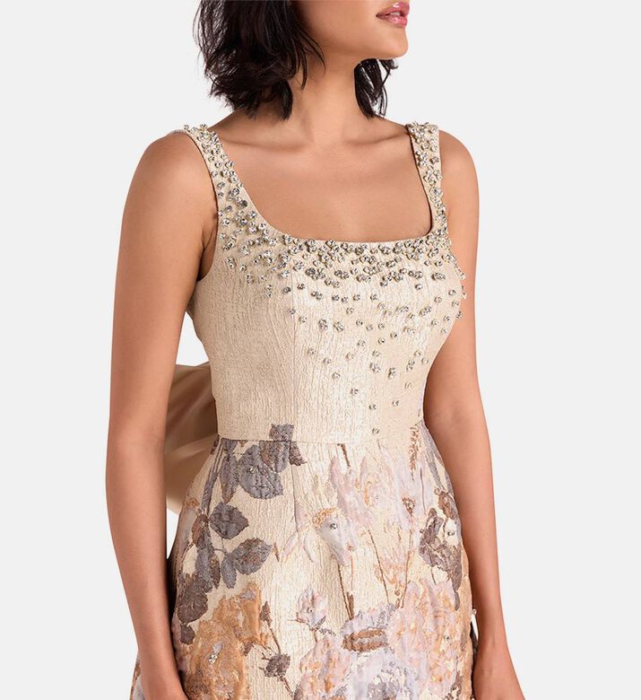 فستان قصير مرصع بكريستال مزين بعقدة صغيرة